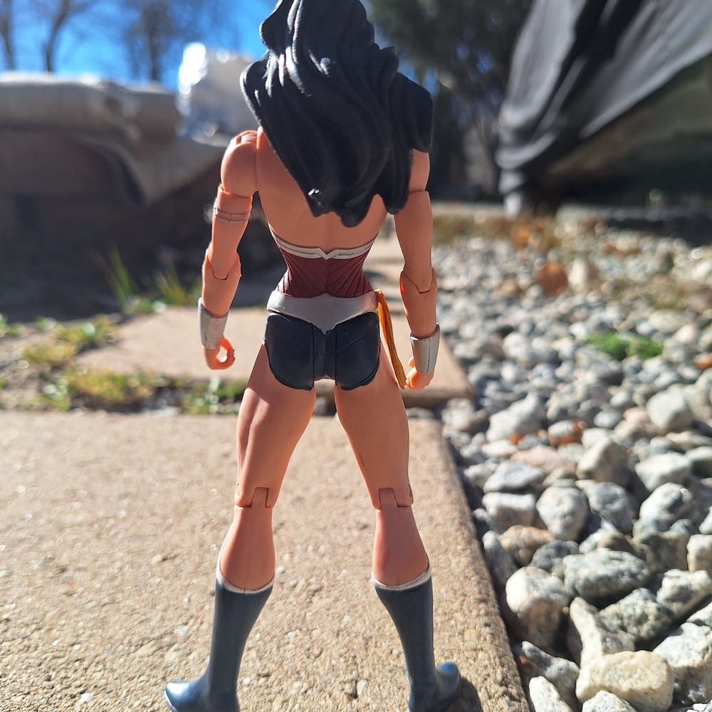Wonder Woman Collectible Action Figure with Red & Silver Outfit DC Comics C05614 - Picture 6 of 12